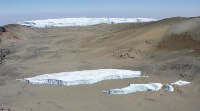 Panorama across the summit caldera looking over the Furtwängler Glacier remnants to the Northern Ice Field (~2.3 km), from near Uhuru Peak.