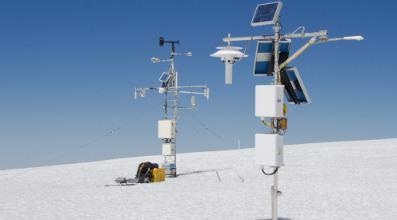 乞力马扎罗山北部冰原上的自动气象站。左边是2000年2月安装的原始AWS，包括一个反照率计和温度测量仪;另一座塔在2010年和2012年增加了一个净辐射计和辅助仪器。