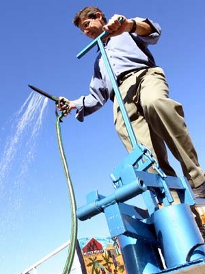 Irrigation Pumps Help Lift African Farmers Out of Poverty