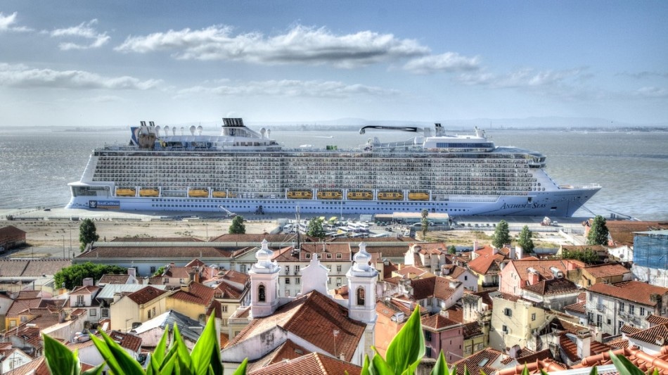 Fuel-Cells-Based System for Minimizing Carbon Footprint and Energy Consumption of Cruise Ships