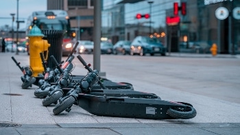 研究发现共享E-Scooters不像其他模式下绿色的交通工具
